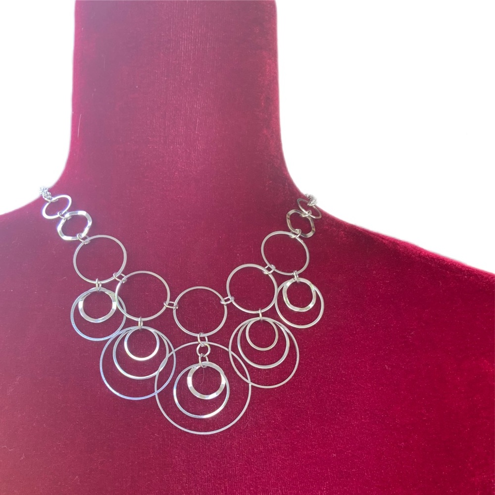 Silver tone, circular layer, necklace with circular earrings. - Picture 2 of 5